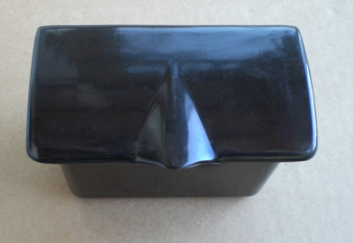 Aschenbecher in schwarz oben in der Instrumententafel des Wartburg 311  2. Serie