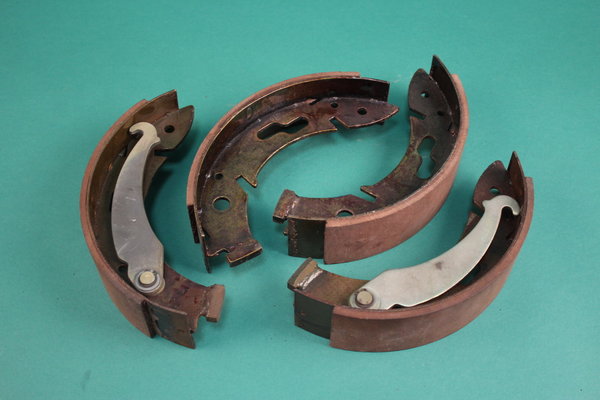 Bremsbackensatz (4 Stück) original mit Bremshebel für die Vorderachse des Barkas B1000 - 1840309456